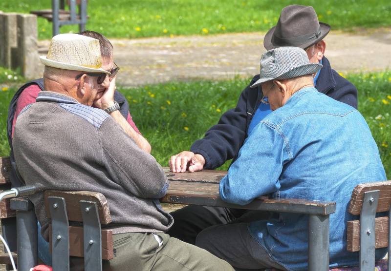 czterech starszych mężczyzn przy stole